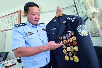 李国福多年来获得的奖章,背后都有妻子的付出 摄/法制晚报记者 刘畅