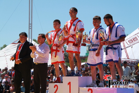 获得奖项的运动员站在领奖台上.