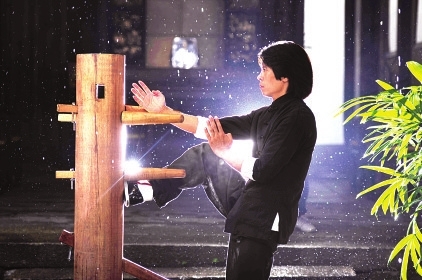 国家级非遗詠春拳第八代传承人郑祖杰,在雨中练习木人桩