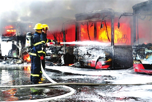 一排公交车燃起熊熊大火,消防官兵全力扑救 通讯员曾德猛/摄