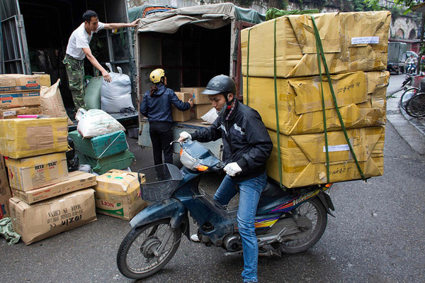 镜头记录越南街头摩托车超载奇葩景象(组图)