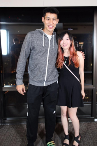 林书豪与美女合影左手大方放在对方肩上图