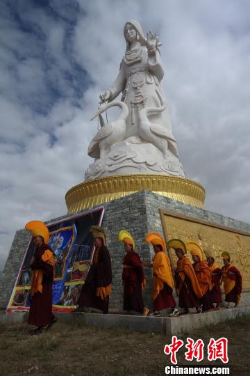 格萨尔王妃故里举行传统森姜珠姆沐浴仪式图