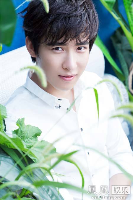 吴昊泽夏日清新写真 帅出童话的男孩儿