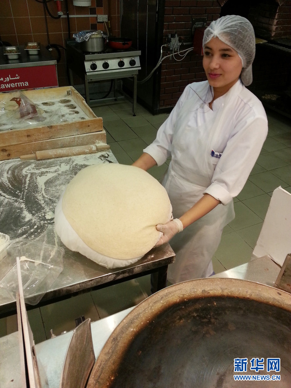 阿布扎比一超市面点房女面点师制作沙拉卡大饼的基本过程