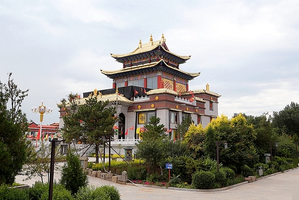 14 瑞应寺历经三个世纪的建设,筑有大雄宝殿,祈愿殿,活佛宫,四大