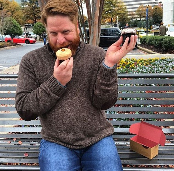 敷面膜做美甲 外国小伙模仿女性生活晒搞笑自拍