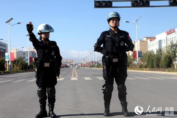 新疆克州首支女子特警中队开始街面执勤组图