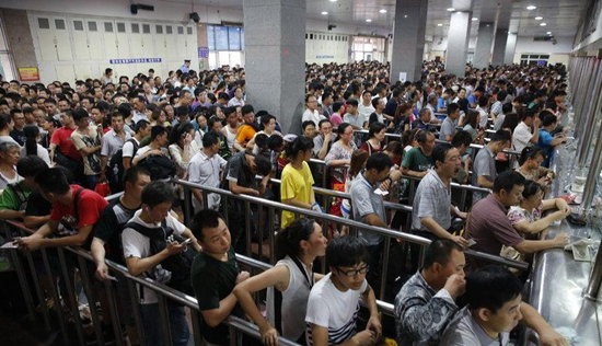 资料图:火车站人流.(图片与本文无关)