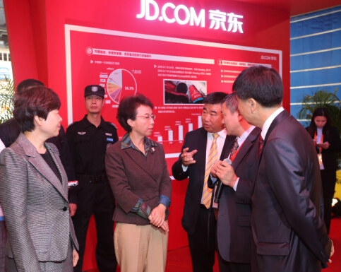　　图:1：京东集团执行副总裁蓝烨先生陪同北京市副市长程红女士参观京东展台