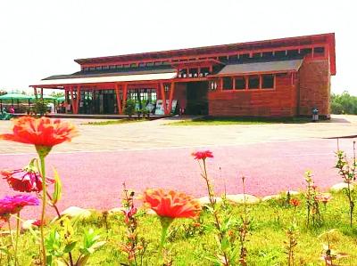 木質結構的濱湖岸上草原旅游廁所