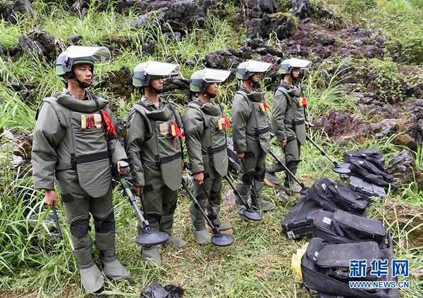 排雷一队战士整装待发.新华社记者杨宗友摄