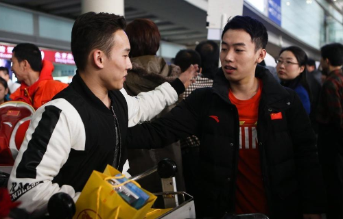 中国体操队因大雾滞留伦敦一天回国后杨威邹凯接机