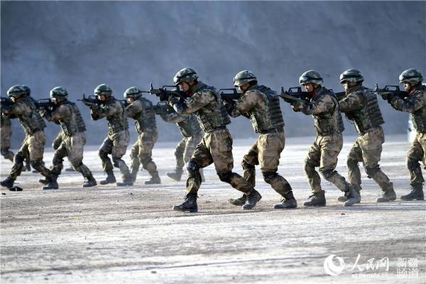 新疆喀什武警边防特战队员举行反恐演练图