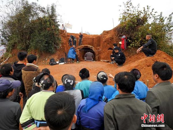 贵州安顺现汉代古墓 考古挖掘进行中