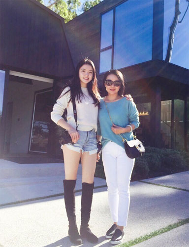 王中磊女儿晒与妈妈合影大长腿抢镜图