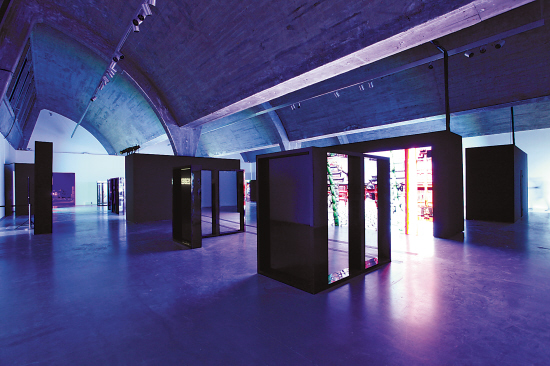 将画廊空间分割成不同场景的互动影像展现场