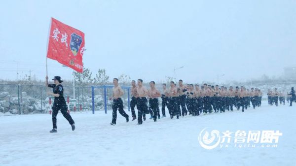 警校雪中拉练:男生赤膊 女生短袖(高清组图)