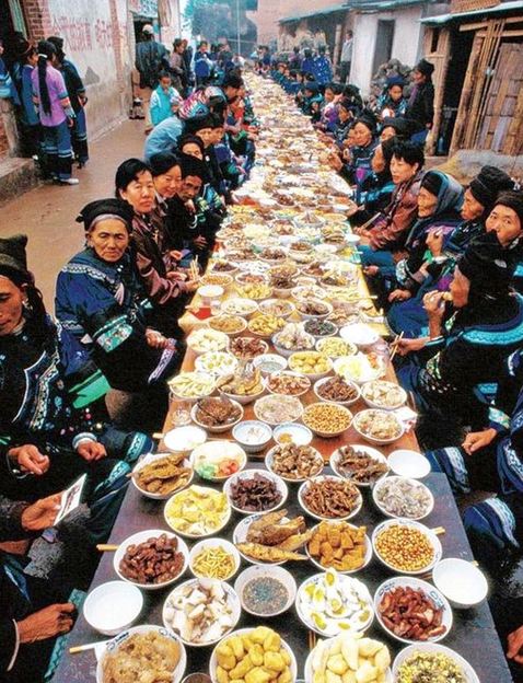 长街宴是红河哈尼族的一个重要习俗.