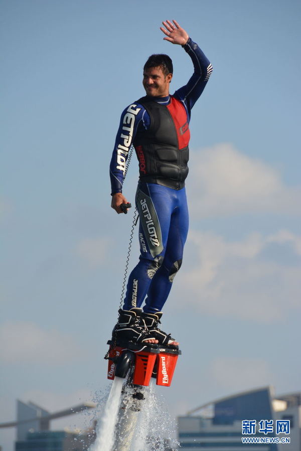惊险刺激阿布扎比教练带你领略水上飞行器组图