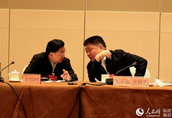 福建省委书记省长两会表情会上认真记录会下用心倾听