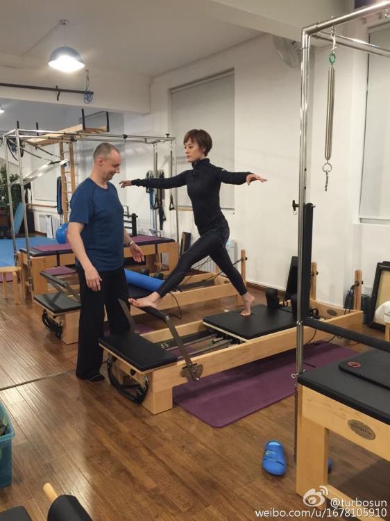 孙俪清晨忙健身微博晒照吊单杠劈叉动作高难