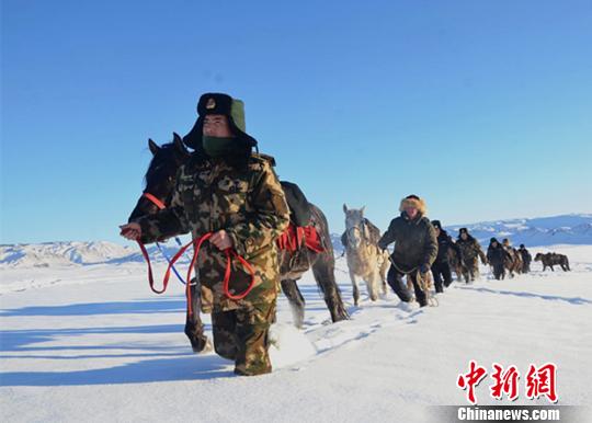 新疆北部邊防官兵雪域巡邊迎新年