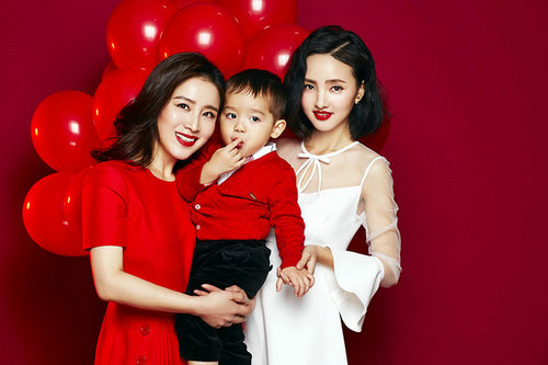 程小晋王碧儿闺蜜贺新春 喜气洋洋福娃抢镜