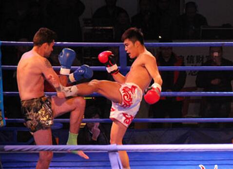 在第四场比赛中,中国选手李壮壮仅用不到三分钟就ko了保加利亚选手秦