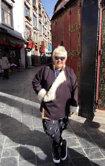 韩红写道:"回到拉萨,回到布达拉.这里是我的家,我的家乡多么让人神往!