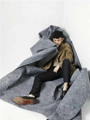 董子健"眼技"吸睛 时尚大片展轻熟魅力