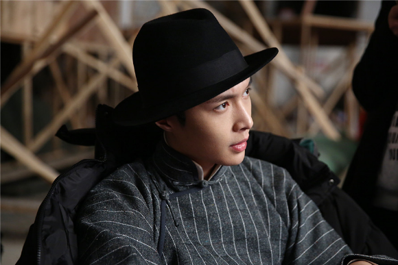 张艺兴《老九门》乔装花絮曝光 元宵节煮汤圆送祝福