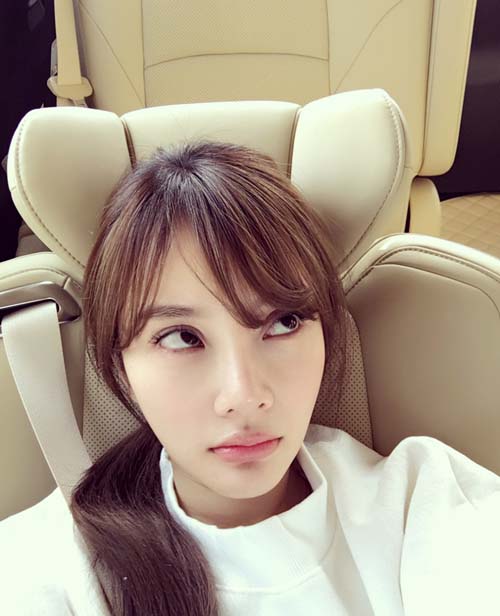 李小璐空气刘海扮少女嘟嘴卖萌丰唇抢镜