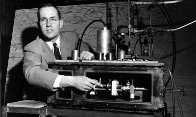 1960年美国研制成功第一台红宝石激光器