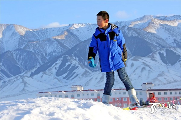 2月24日,一名小朋友在新疆巴里坤县蒲类海滑雪场里游玩.