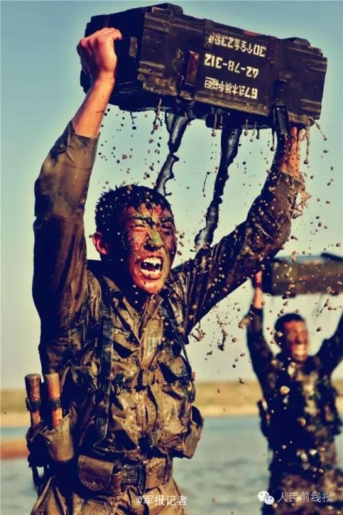 装甲旅官兵残酷训练泥水中大吼举弹箱
