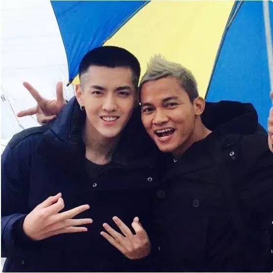 疯狂自拍不停 吴亦凡成合影吉祥物