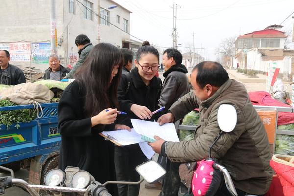调查员向村民仔细的介绍问卷内容.(石家庄铁道大学 供图)