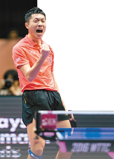 3月6日,中国队选手许昕庆祝得分  (新华社记者 吕小炜 摄)