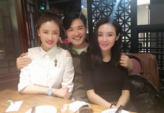 田子田微博曝《最美是你》聚会照 于小伟搂肩合影