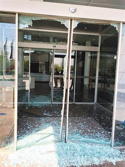 歌手陈红疑强行控制公司 遭前夫家人砸店门