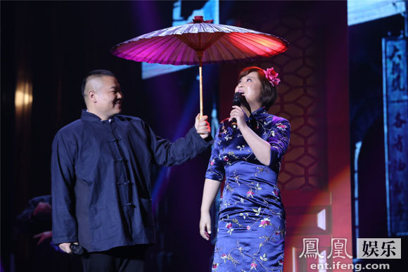 贾玲岳云鹏表演中