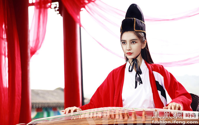 angelababy在《奔跑吧兄弟》里也有过东方不败的造型,同样一身红袍和