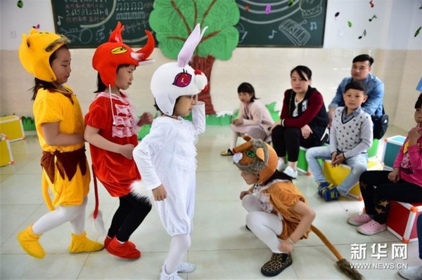 4月17日,几名小学生在表演绘本图书故事"咕咚来了".