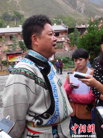茂县县委书记高加军接受采访 王哲 摄
