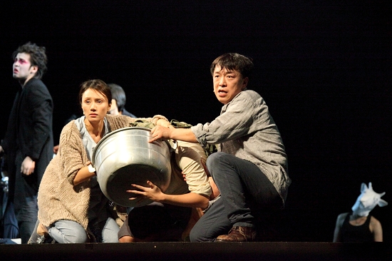 入围"年度大戏"的话剧《活着》(剧照),是孟京辉导演的新剧.