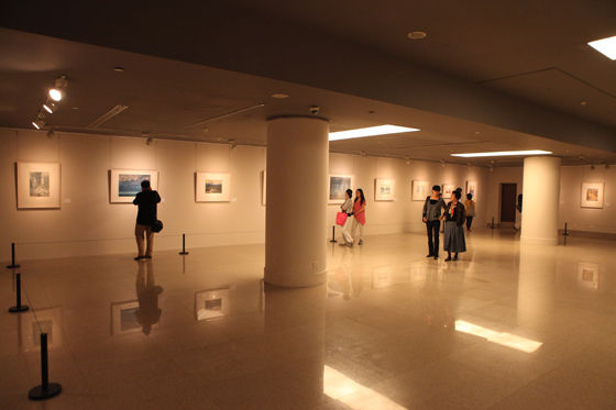展廳現場 水彩畫是歷史久遠的一門畫種,作為重要的藝術門類,水彩畫也是中國美術館收藏的一個重要組成部分。今天上午,在中國美術館五層展廳內,一場名為水色自然:中國美術館藏水彩風景作品展正式向廣大公眾開放。本次展覽作為中國美術館建館50周年的展覽項目為觀眾帶來了館藏的水彩佳作,展出作品是從歷年的館藏水彩精品中精挑細選出來,共100余件,它們均為20世紀中國藝術家不同時期的創作,其中包括廣為大家熟悉的陽太陽、古元、潘思同、哈定等藝術大家的作品。 在本次展覽中,作品年代跨越20和21兩個世紀,年代最早的以20世