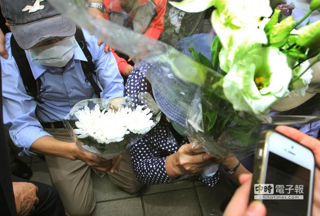 2/4台湾媒体报道,台北地铁血案凶犯郑捷的父母选在头七这天出面下跪