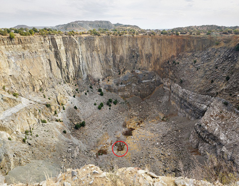 南非采钻石挖出巨坑