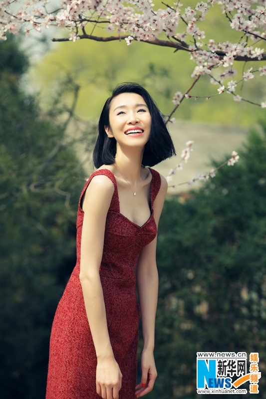 陈丽娜夏日写真 优雅红裙大展青衣风范